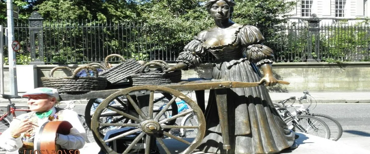 Foto 1 Molly Malone Statue