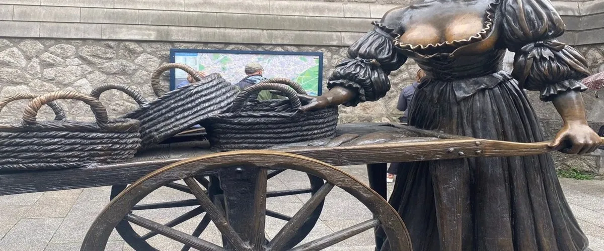 Foto 2 Molly Malone Statue