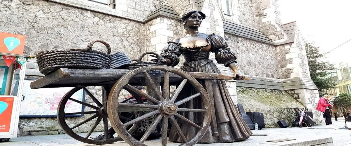 Foto 5 Molly Malone Statue